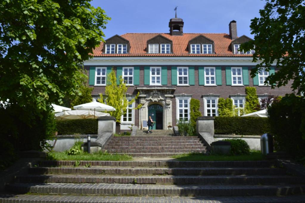 StellshagenBio- und Gesundheitshotel Gutshaus Stellshagen的前面有楼梯的大建筑