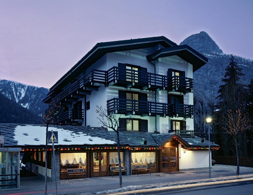 库马约尔居美奥克斯库马耶酒店的山上的一座积雪