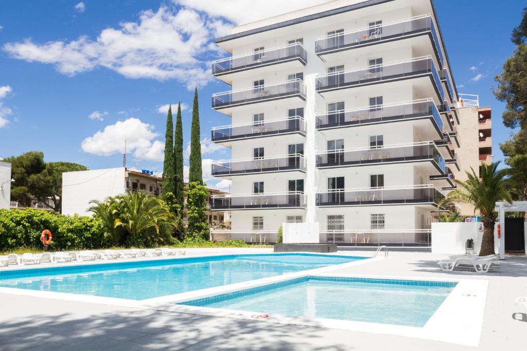 Apartamentos InterSalou Priorat内部或周边的泳池