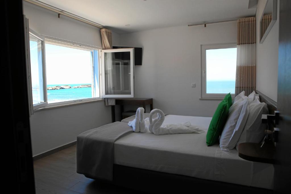 巴勒尔Baleal 4 Surf II的一间卧室配有一张床,上面有两条毛巾