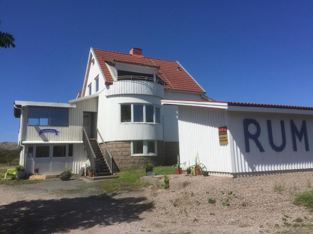王室港Kungshamns Vandrarhem的前面有跑道标志的白色房子