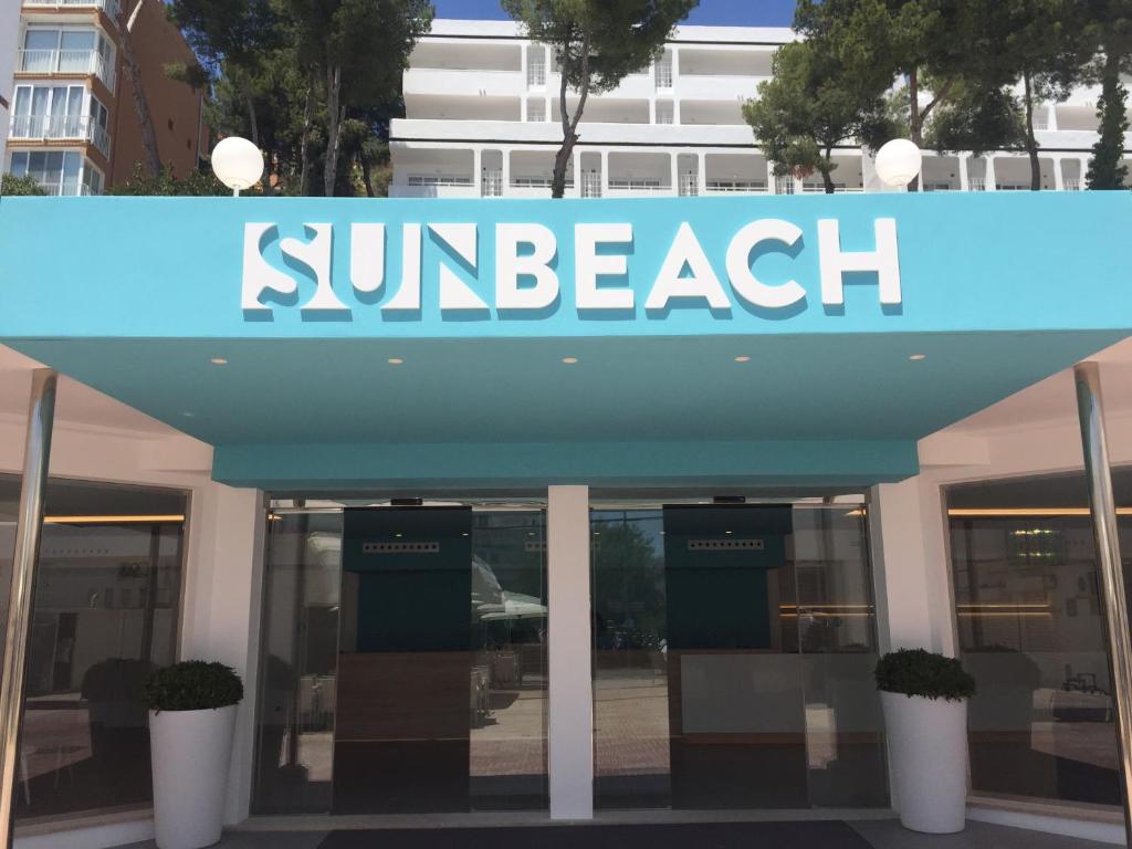 圣蓬萨阳光海滩公寓式酒店的太阳海滩大楼前的标志