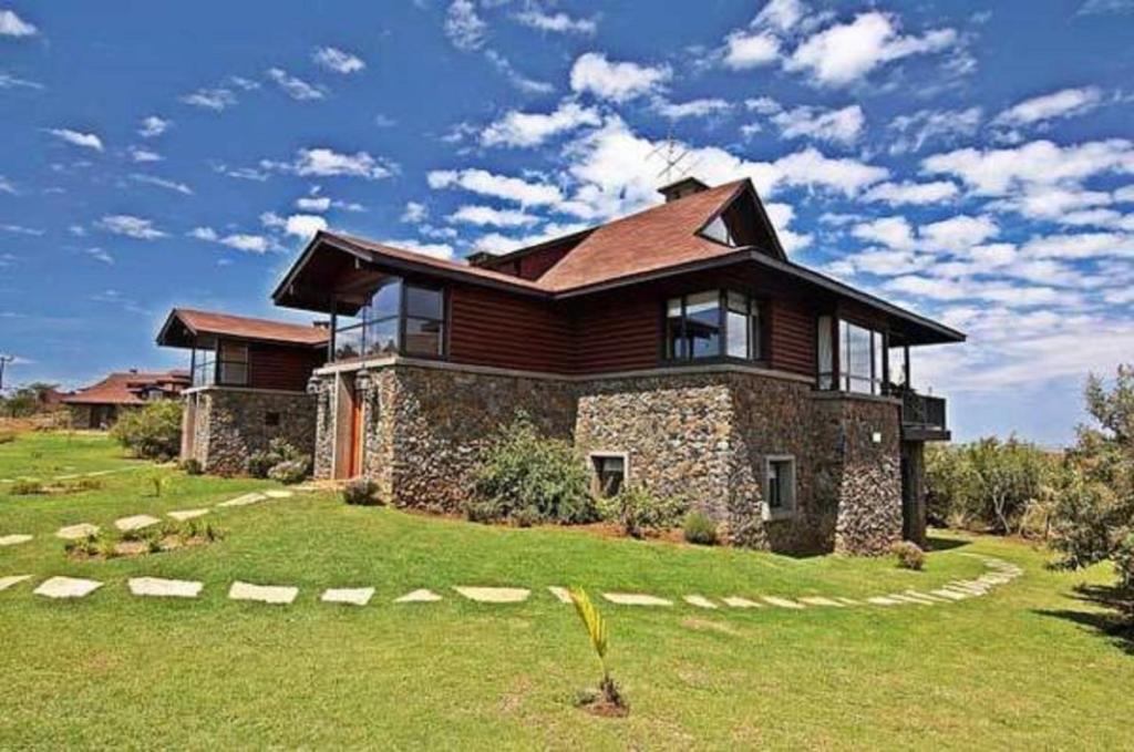 奈瓦沙东非大裂谷旅舍及高尔夫度假酒店的前面有大院子的大房子