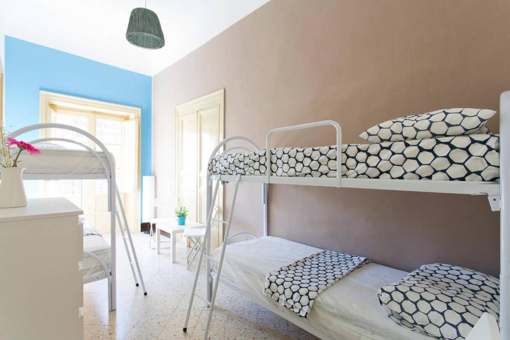 Sunshine Hostel Palermo客房内的一张或多张床位