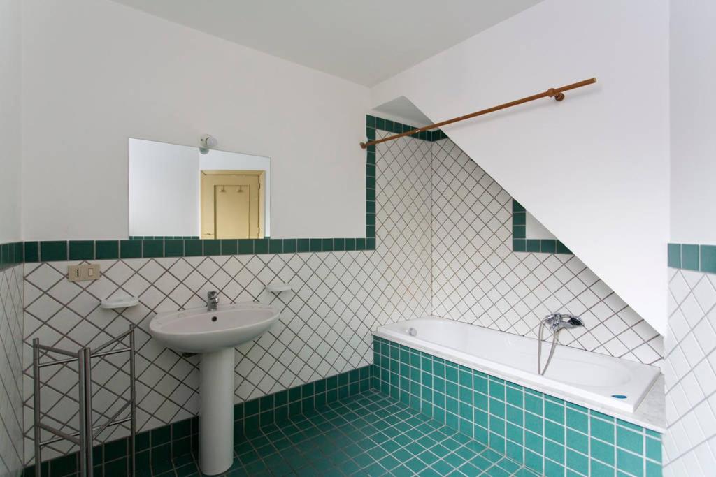 Sunshine Hostel Palermo的一间浴室