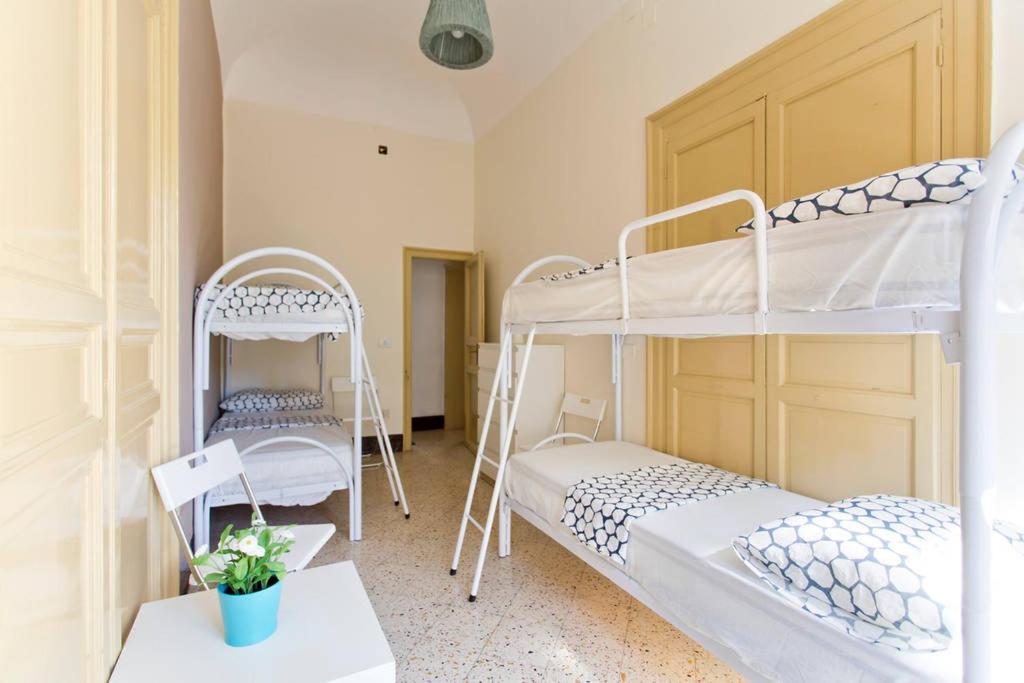 Sunshine Hostel Palermo客房内的一张或多张床位