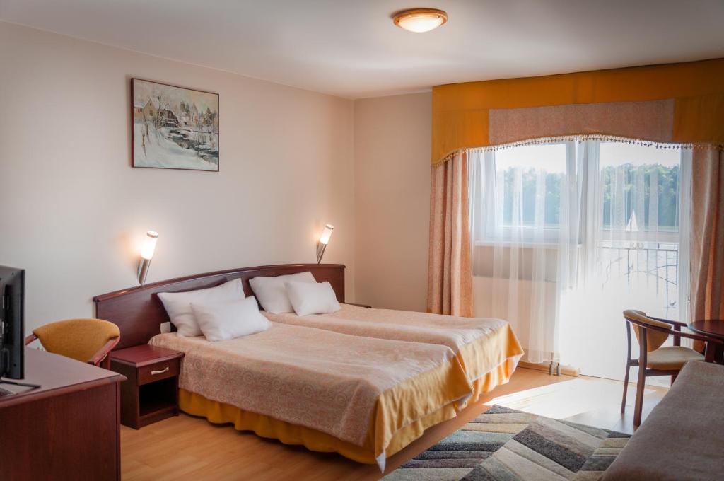 米科瓦伊基纳斯卡派酒店的酒店客房设有床和窗户。