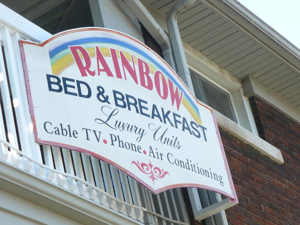 尼亚加拉瀑布彩虹住宿加早餐酒店的大楼上的一个彩虹住宿加早餐酒店标志
