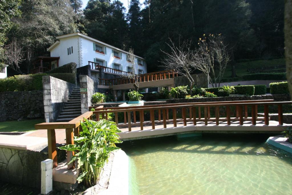 小米内拉尔帕拉伊索酒店的一座房子前的一座游泳池上的木桥