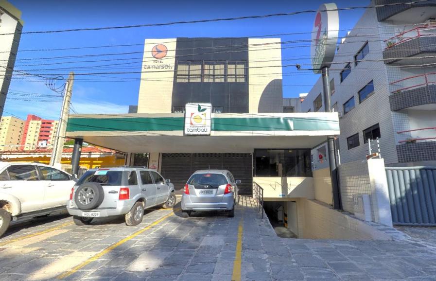 若昂佩索阿塔马索尔酒店的两辆汽车停在加油站前