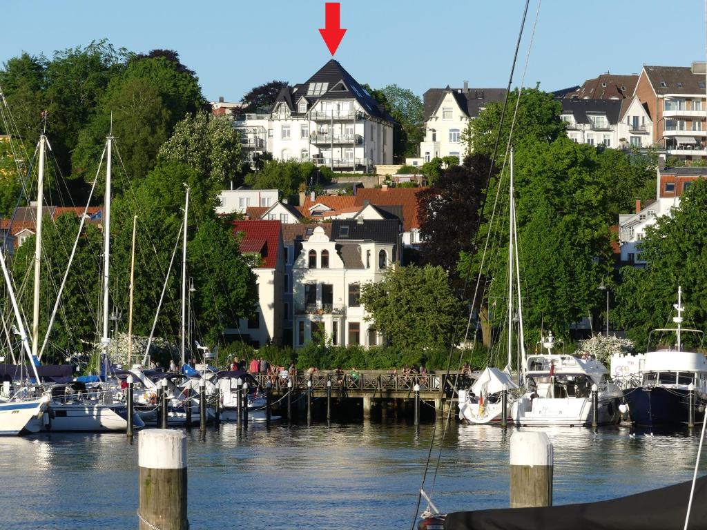 弗伦斯堡Stadtvilla mit Hafenpanorama的一群船停靠在码头,有房子