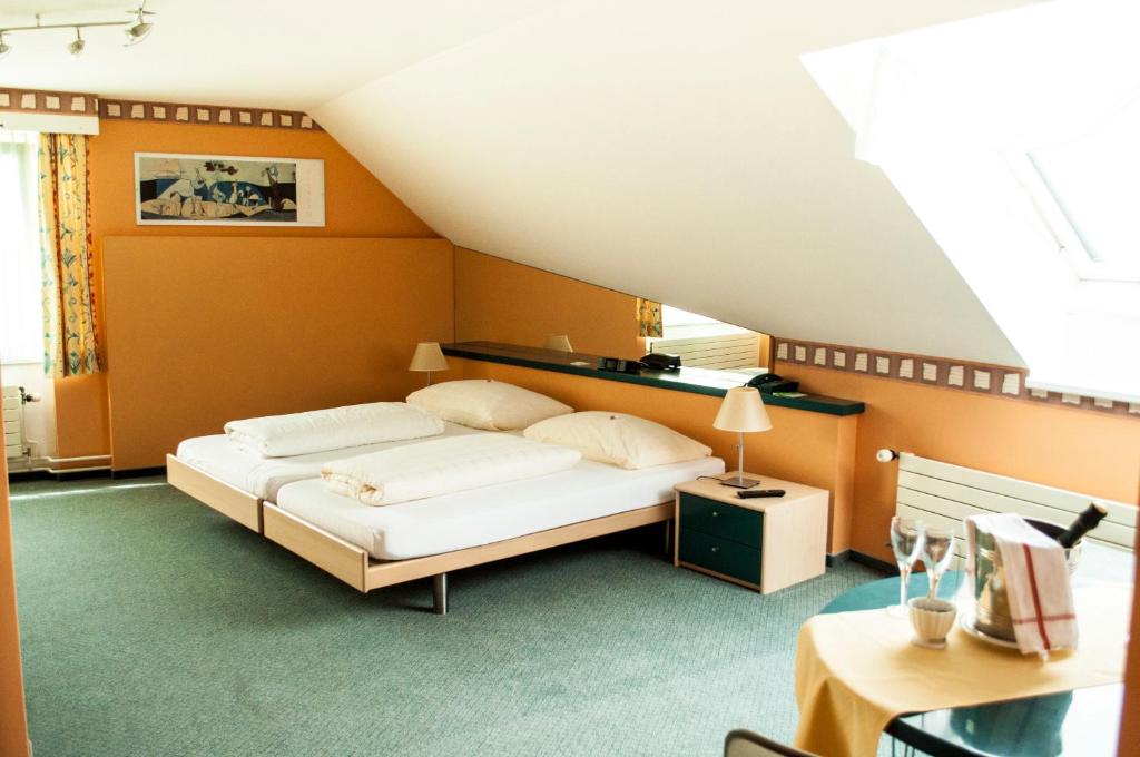Sulgen狮子乡村民宿的卧室配有一张床