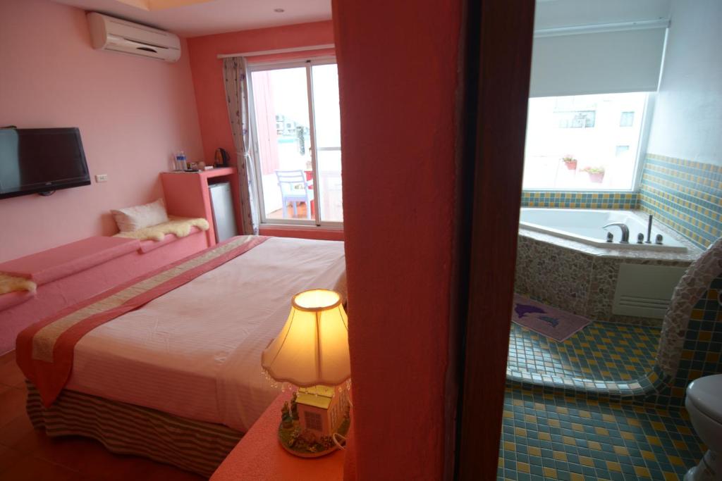 鹅銮鼻加利利民宿的酒店客房配有一张床和浴缸。