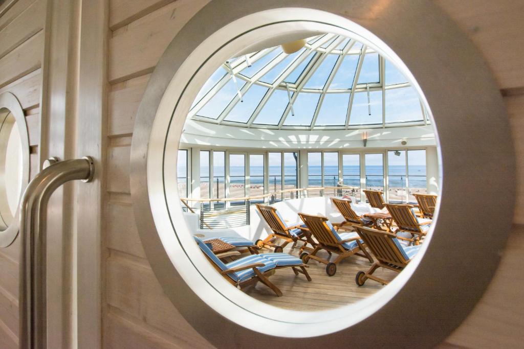 瓦尔内明德胡伯纳斯特兰德酒店的游轮甲板上的圆窗