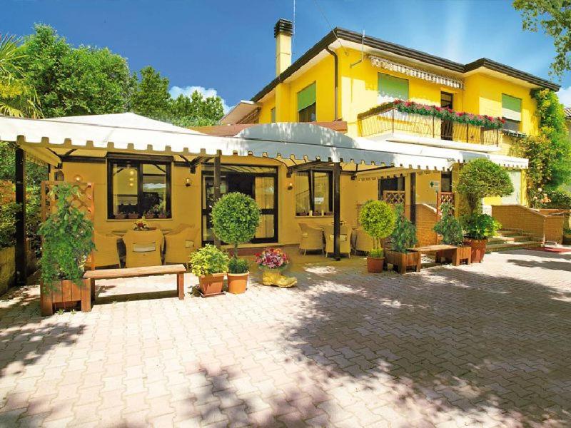 卡瓦利诺洛坎达达斯卡帕宾馆的前面有长凳的黄色房子