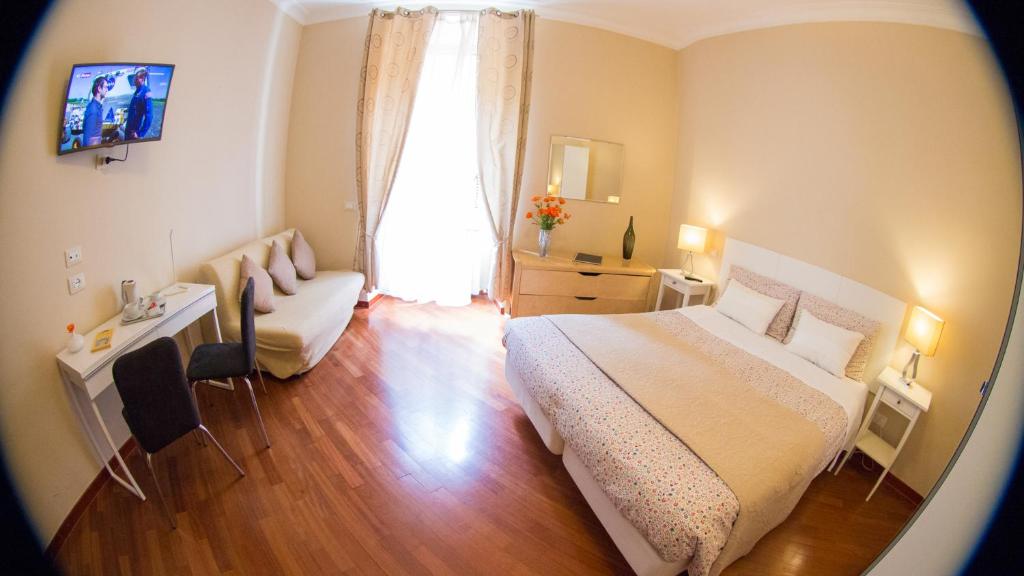 罗马Hotel Martino Ai Monti的一间卧室配有一张床、一张书桌和一个窗户。