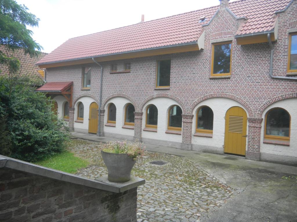 隆德泽尔Verreveld的一座大型砖砌建筑,设有黄色门和庭院