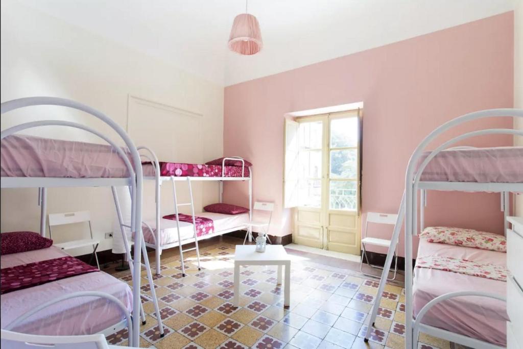 Sunshine Hostel Palermo客房内的一张或多张床位