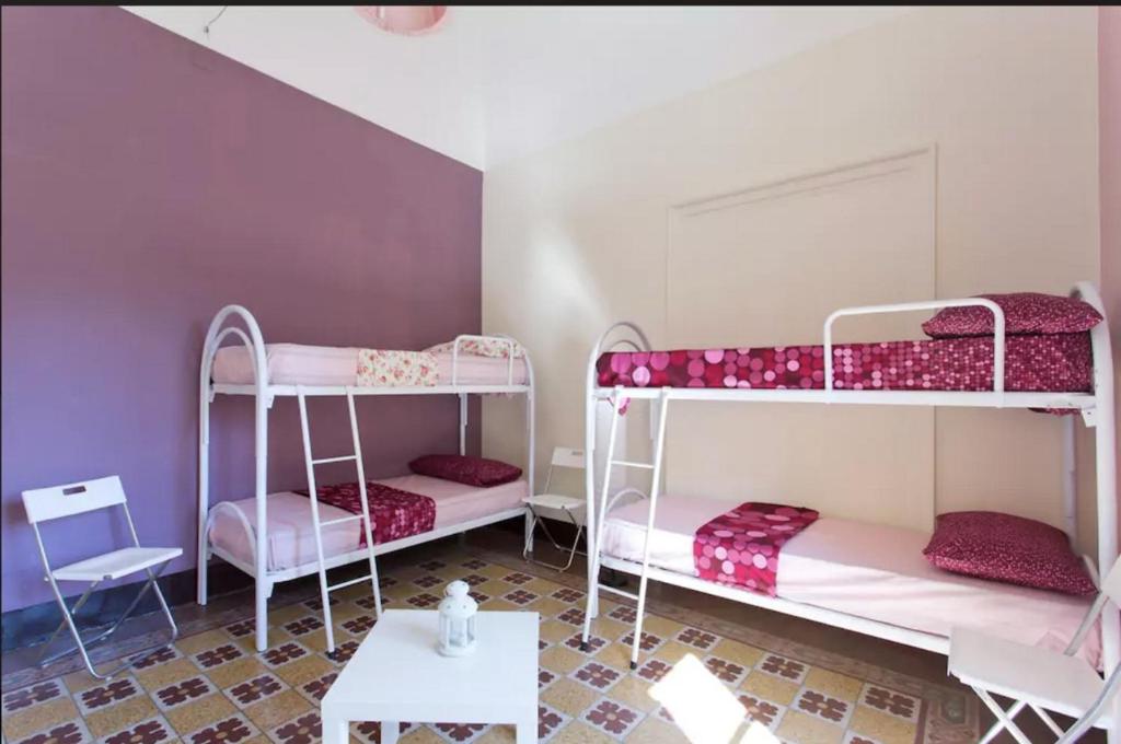 Sunshine Hostel Palermo客房内的一张或多张床位