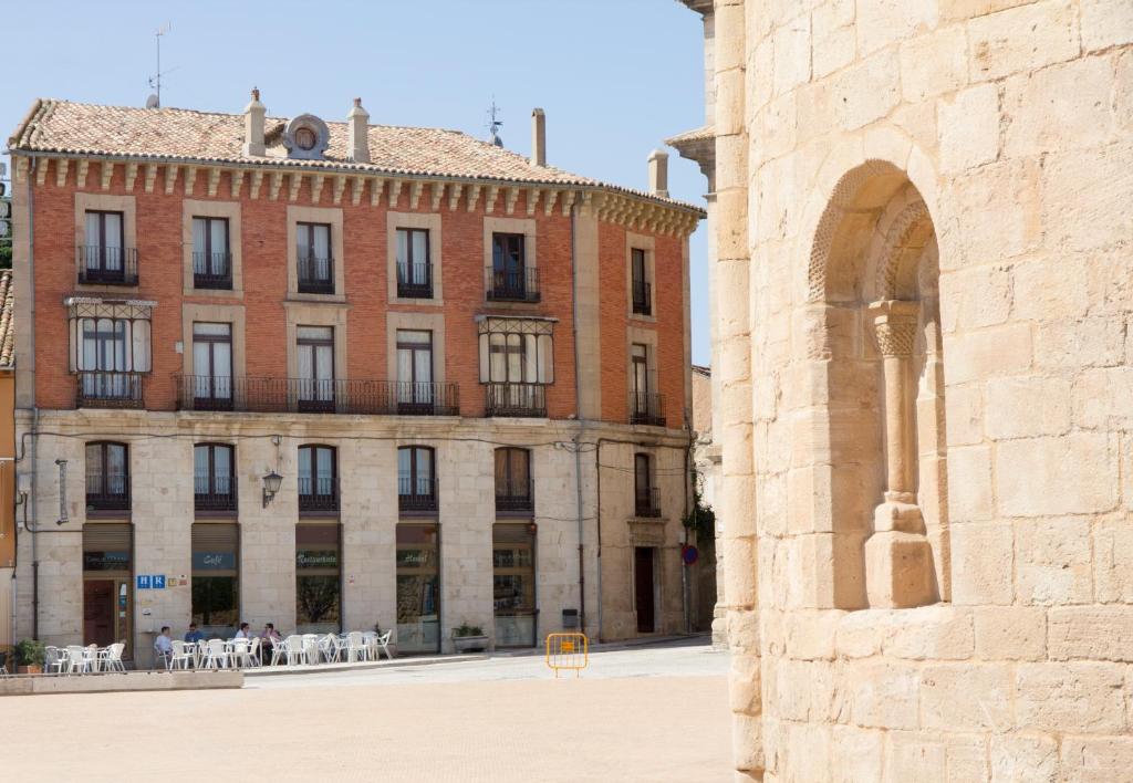 阿尔玛桑Tirso de Molina的一座大型砖砌建筑,前面有拱门