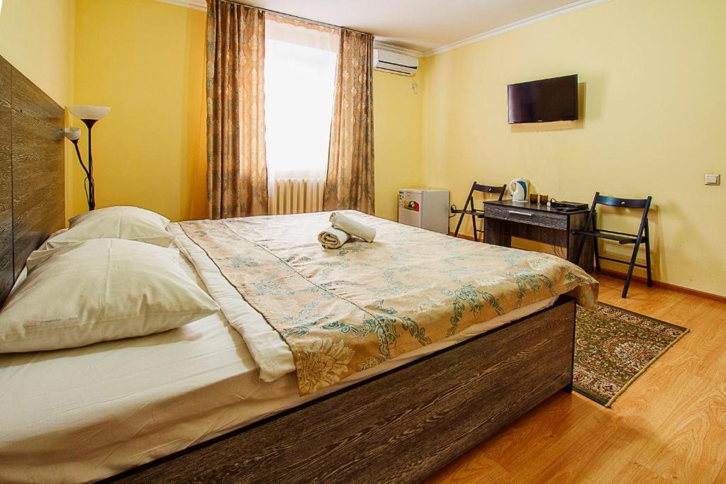 阿斯塔纳贝莱科特旅馆的一间卧室设有一张大床和窗户
