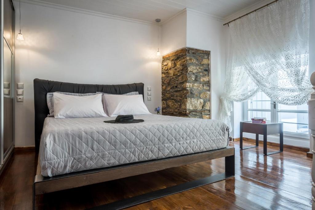 斯科派洛斯EVAGELIA'S APPARTMENT的一间卧室设有一张大床和一个窗户。