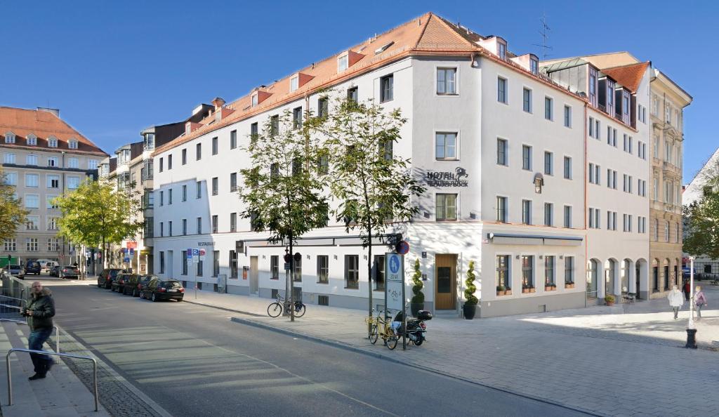 慕尼黑贝拉尔博克酒店的一条城市街道上的白色大建筑
