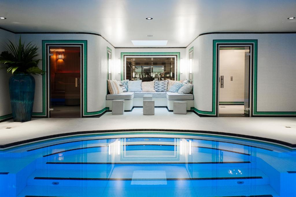 巴黎埃菲尔布洛梅特酒店的带沙发的客厅中的游泳池