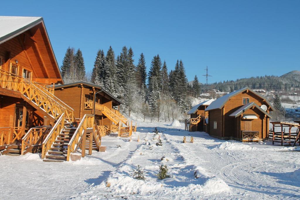 塔塔里夫阿谢尔宾馆的一群有树的雪地建筑