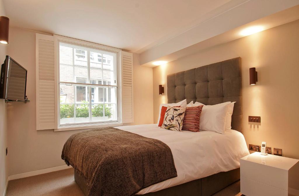 伦敦Wigmore Suites Serviced Apartments by Globe Apartments的一间卧室设有一张大床和一个窗户。