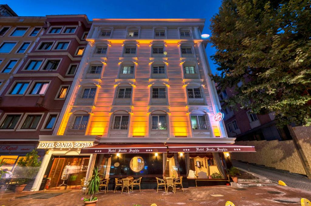 伊斯坦布尔Santa Sophia Hotel - İstanbul的前面设有桌椅的建筑