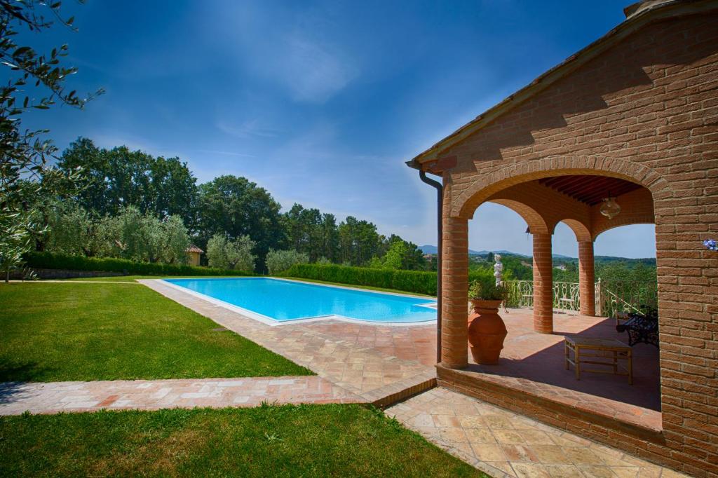 福利亚Podere Sant'Antonio的一个带凉亭的庭院内的游泳池