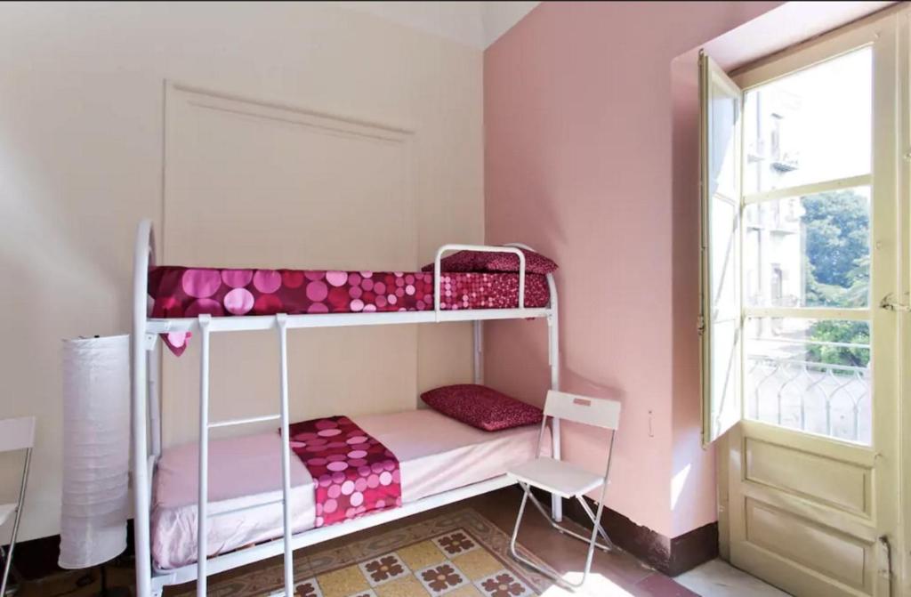Sunshine Hostel Palermo客房内的一张或多张床位