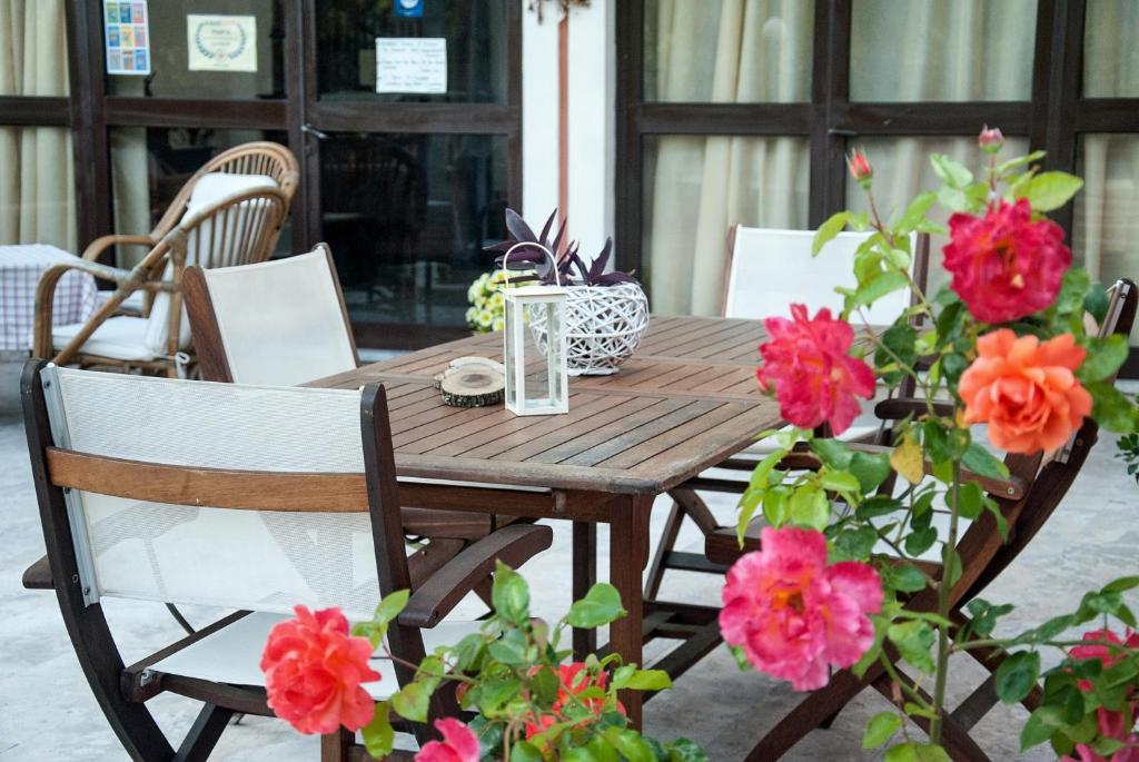 格利法达Malibu的庭院里种着鲜花,配有木桌和椅子