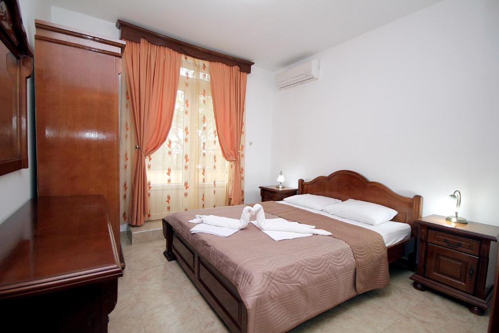斯韦蒂·斯特凡莫尔公寓酒店的一间卧室配有一张床,上面有两条毛巾