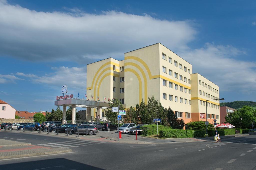 贝龙里塔瓦贝龙大酒店的一座大型建筑,前面设有停车场