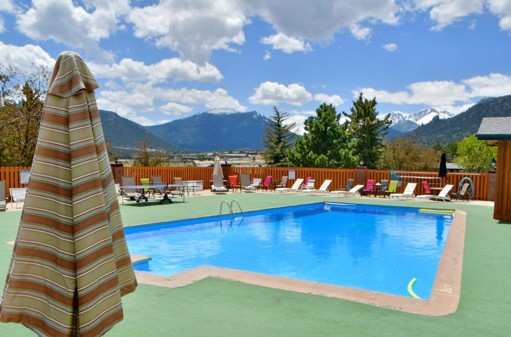 埃斯蒂斯帕克墨菲度假酒店的一座山地游泳池