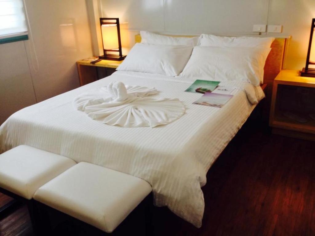 长滩岛肖尔时代酒店 - 附楼的一张白色大床,上面装饰着心灵