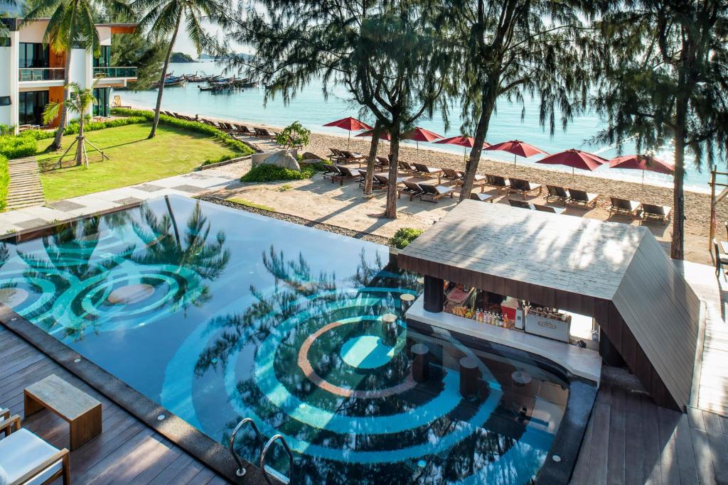 丽贝岛田园概念度假酒店的享有度假村游泳池的顶部景致