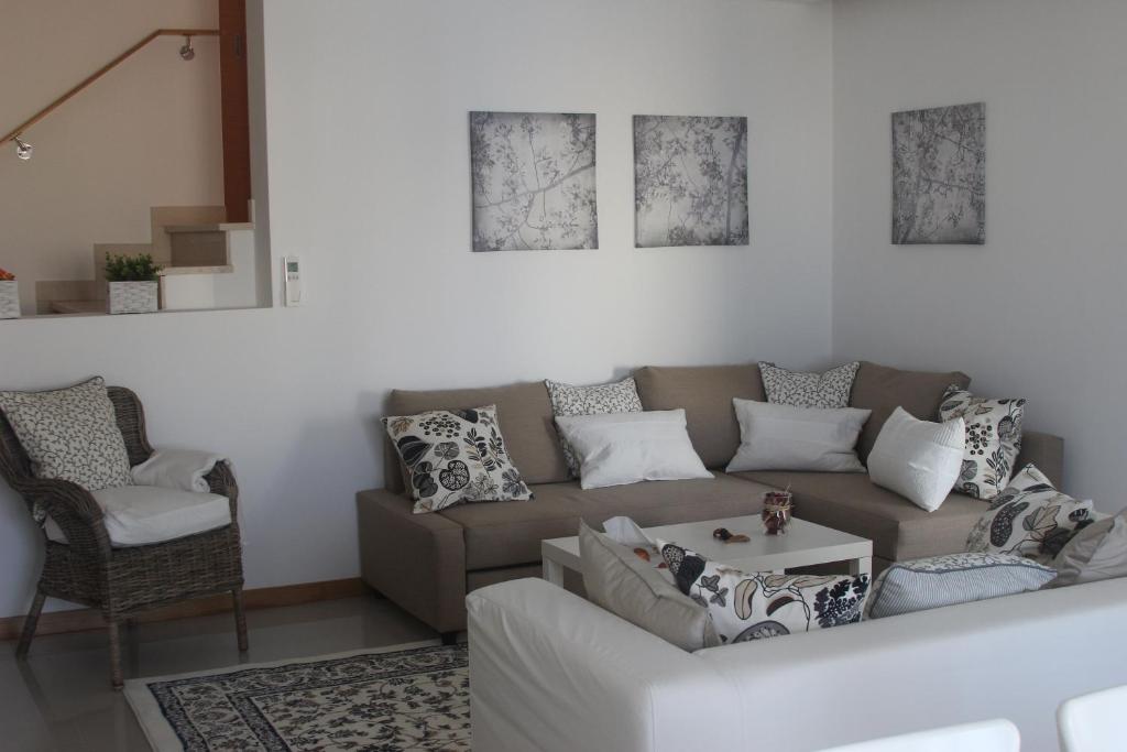 阿尔布费拉Anna - Maria Apartments的客厅配有沙发和椅子