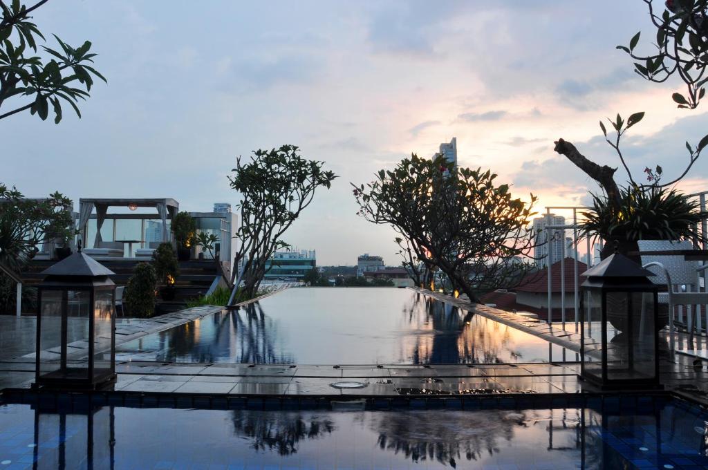 雅加达科芒艾可酒店 的一座城市天际线的游泳池