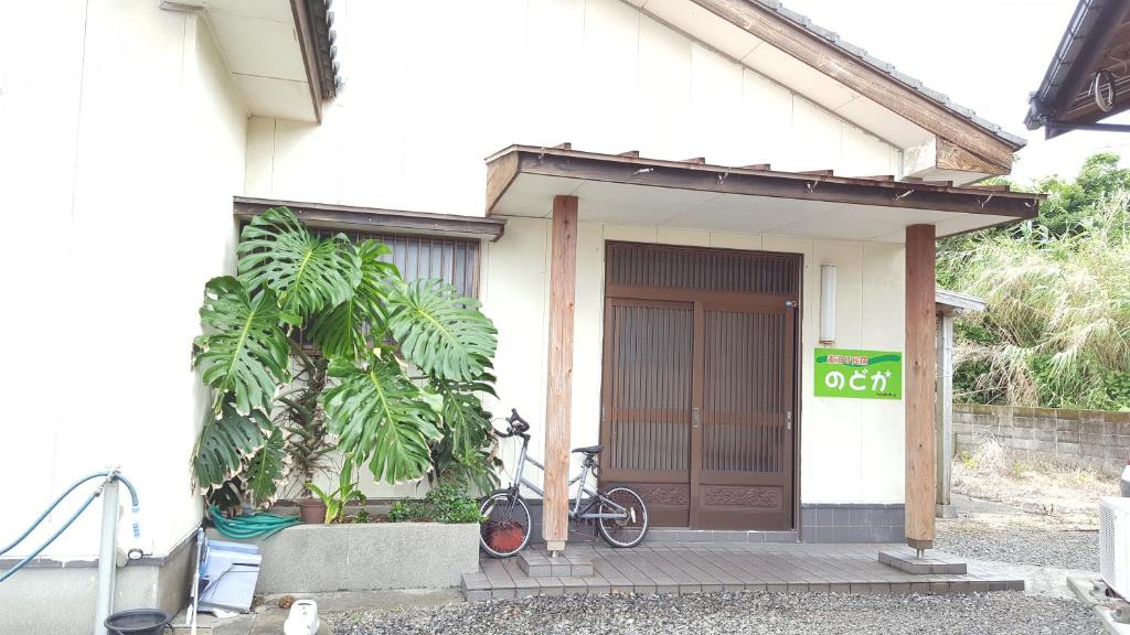屋久岛和平民宿的停在房子外的自行车,有门