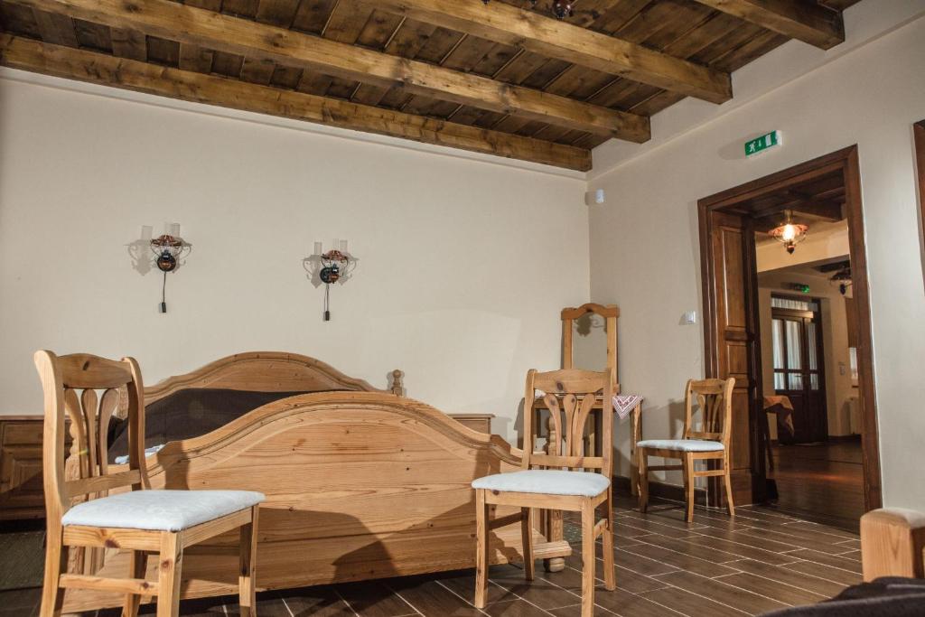 CsarodaCsaronda Vendegház的一间卧室配有木床和两把椅子