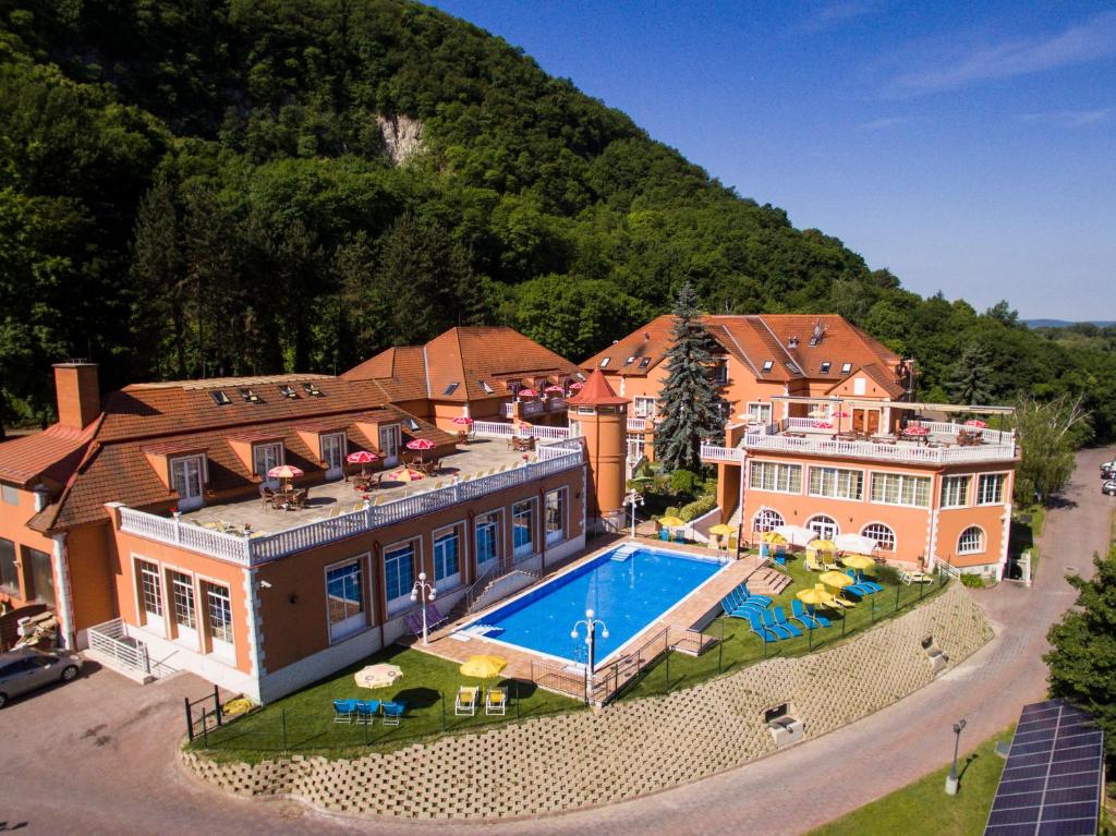 艾斯特根贝尔维尤埃斯泰戈姆酒店的享有带游泳池的房屋的空中景致