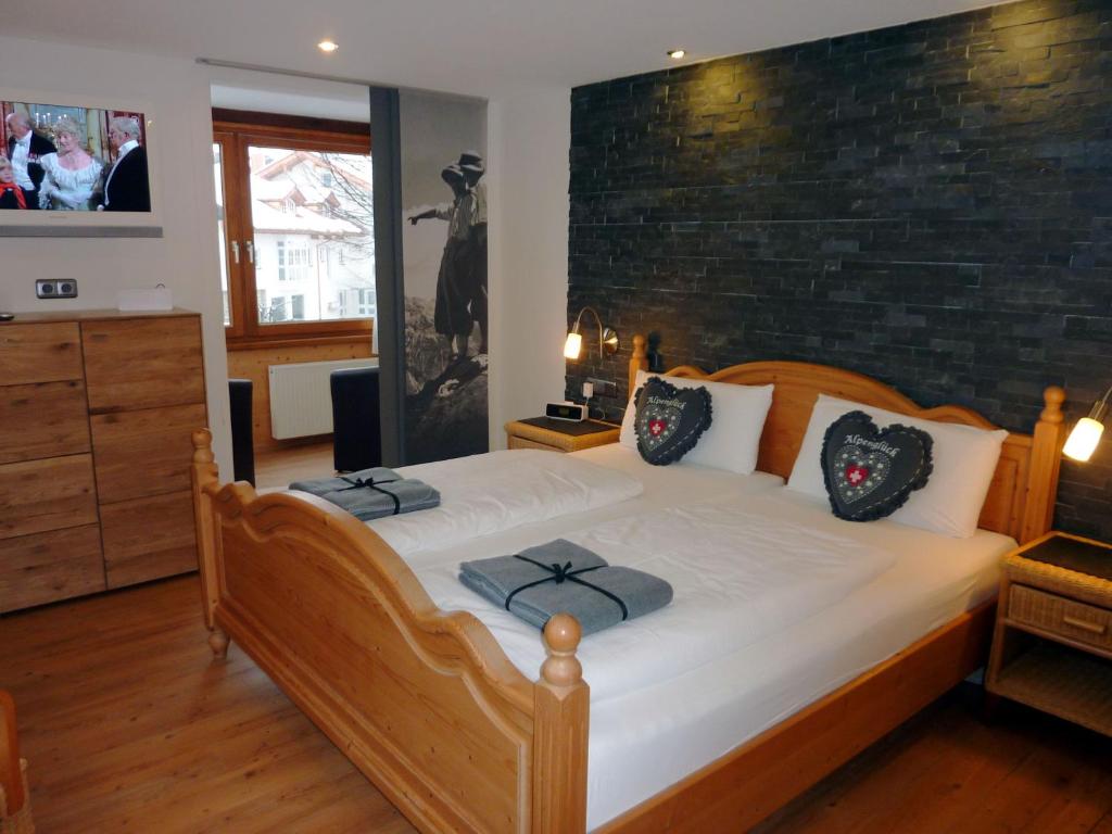 奥伯斯特多夫Hotel Engel的一间卧室设有一张带砖墙的大床