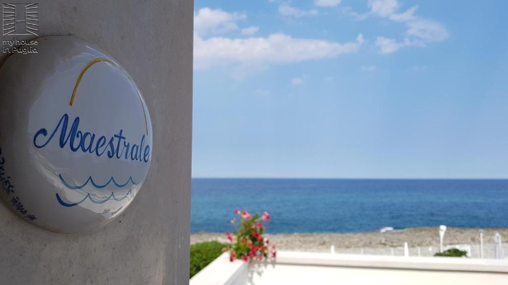 莫诺波利Case Vacanza Marzano的背景中带有海洋的建筑上的标志