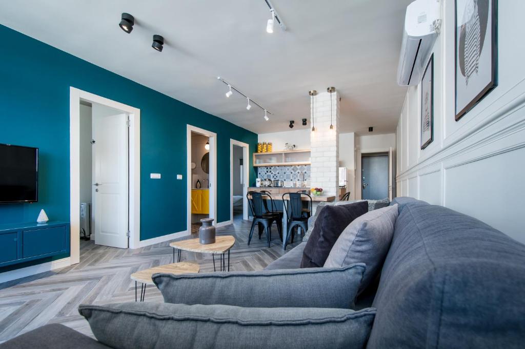 耶路撒冷戈尔道度假租赁公寓的客厅设有蓝色的墙壁和沙发。