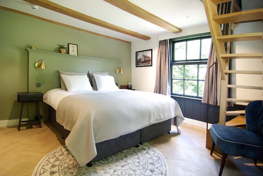 阿姆斯特丹镀金独角兽农舍酒店的一间卧室设有一张大床和一个窗户。