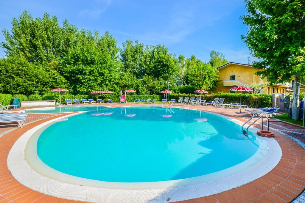 西尔米奥奈瑞尔酒店的一个带椅子和遮阳伞的大型游泳池