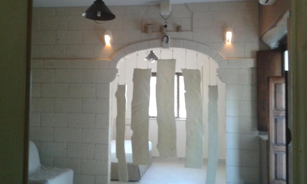 法萨诺Lama Cupa的墙上有柱子的拱门的房间